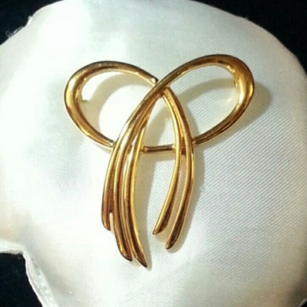 Vintage Trifari Ribbon Bow Brooch gold tone 1.75"